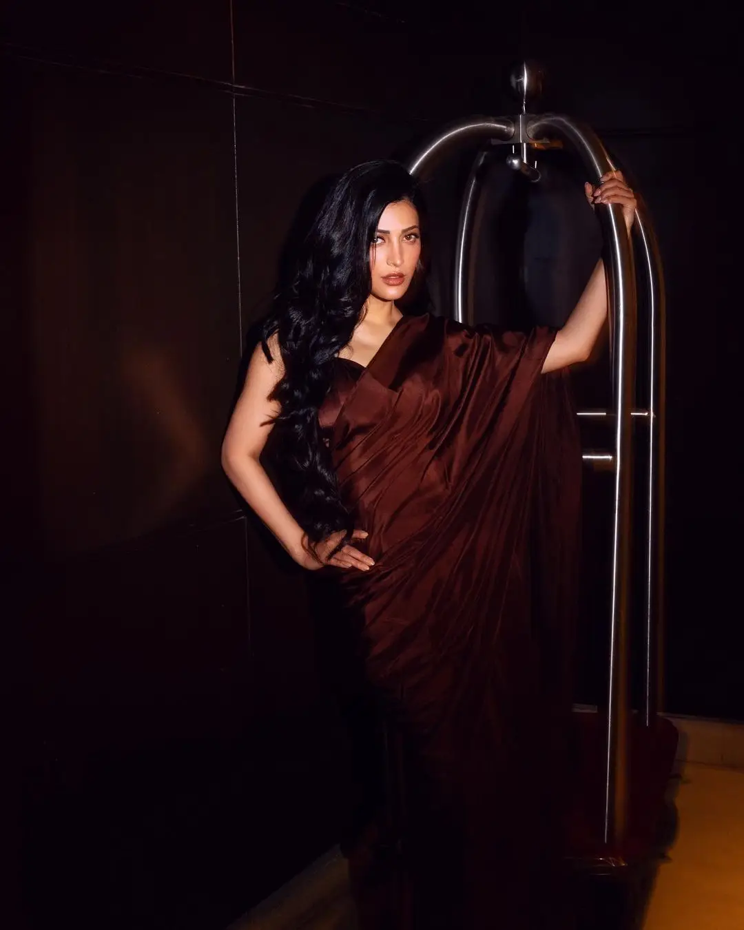 TOLLYWOOD ACTRESS SHRUTI HAASAN IN SLEEVELESS MAROON SAREE 5